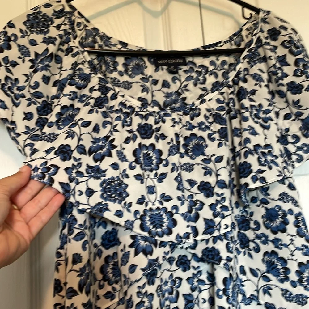 Women’s M Max Edition ruffle top blue/black scoop neck floral lightweight flowy - Picture 6 of 12